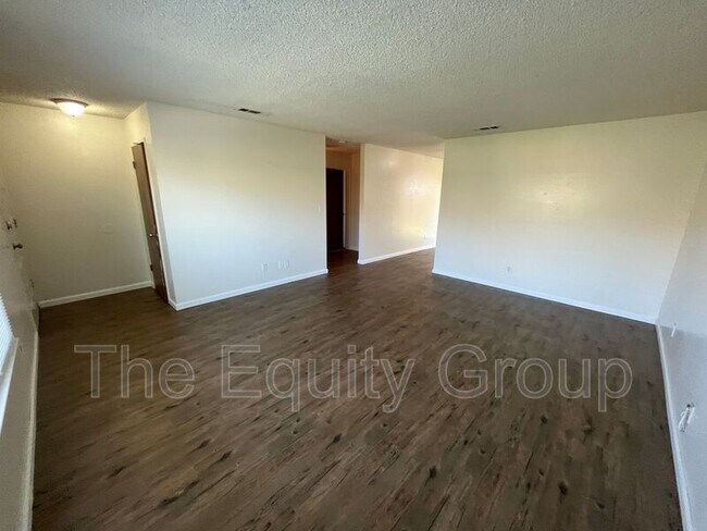 Building Photo - 913 S Demaree St