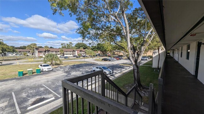 Foto del edificio - 6001 Shaker Wood Cir