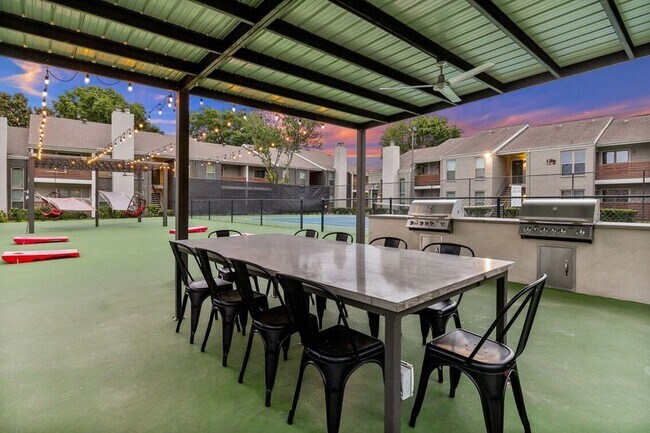 Foto del edificio - 10751 Meadowglen Ln