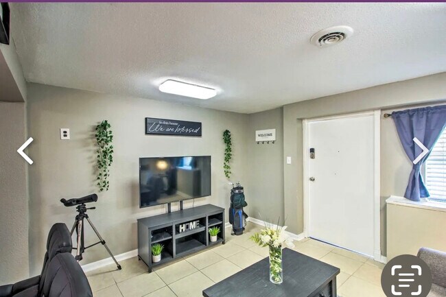 Living room - 5524 NE 58th St