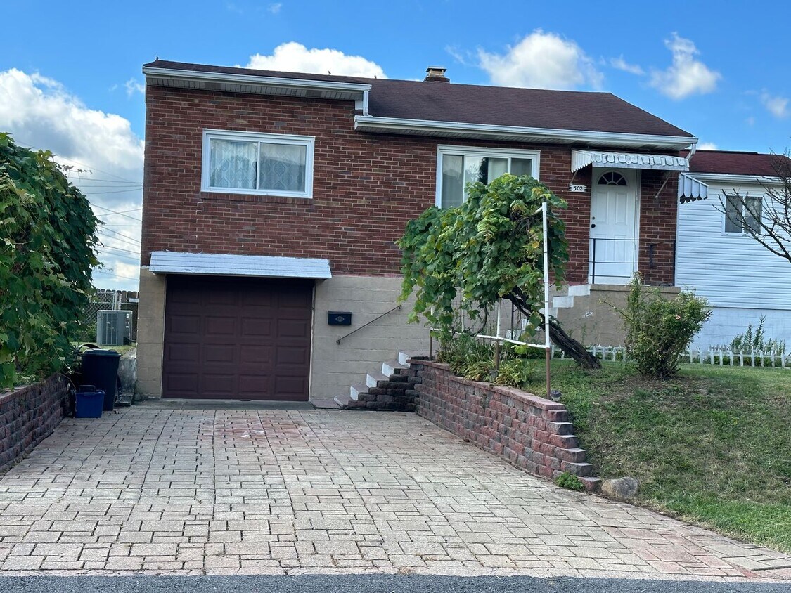 Foto principal - Spacious 2 Bedroom 1 bath Home