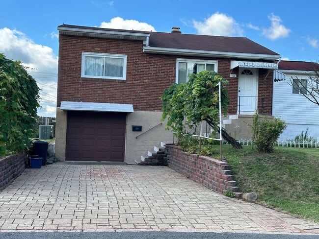 Spacious 2 Bedroom 1 bath Home - Spacious 2 Bedroom 1 bath Home