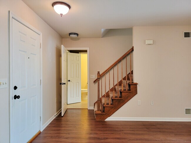 Foto del edificio - 390 Acorn Cir