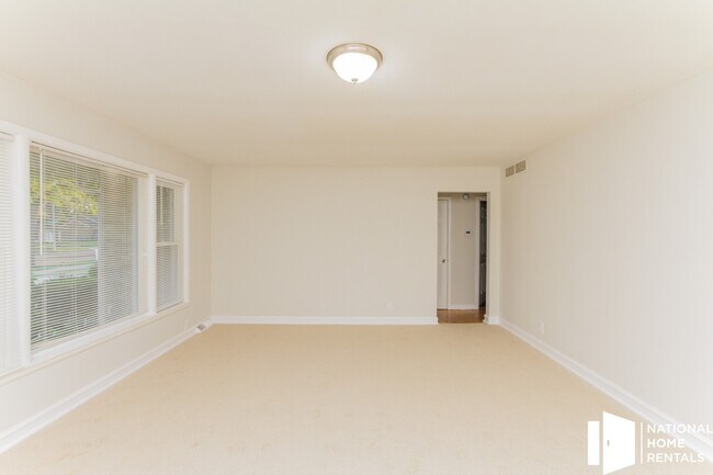 Foto del edificio - 251 W 10th St