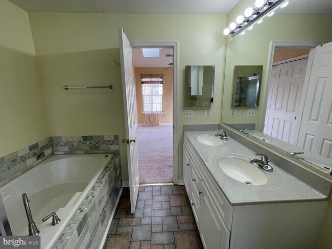 Foto del edificio - 2429 Dew Meadow Ct