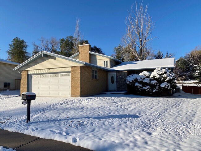Building Photo - Spacious Tri-Level Home Featuring 4BD/2.5B...