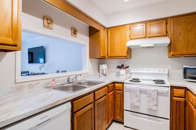 Foto del edificio - Conveniently Located Furnished Townhome in...
