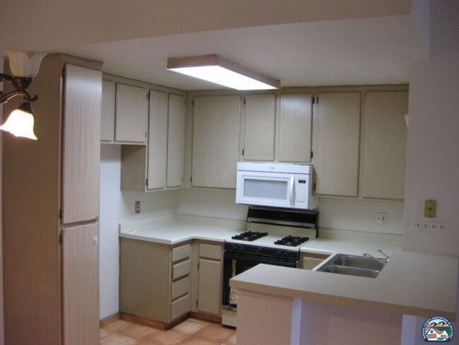 Building Photo - 1200 Rodeo Dr