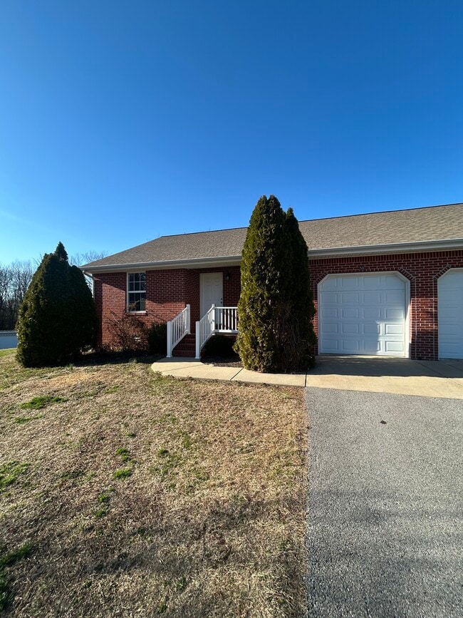 Building Photo - 50 Shadow Ridge Ln