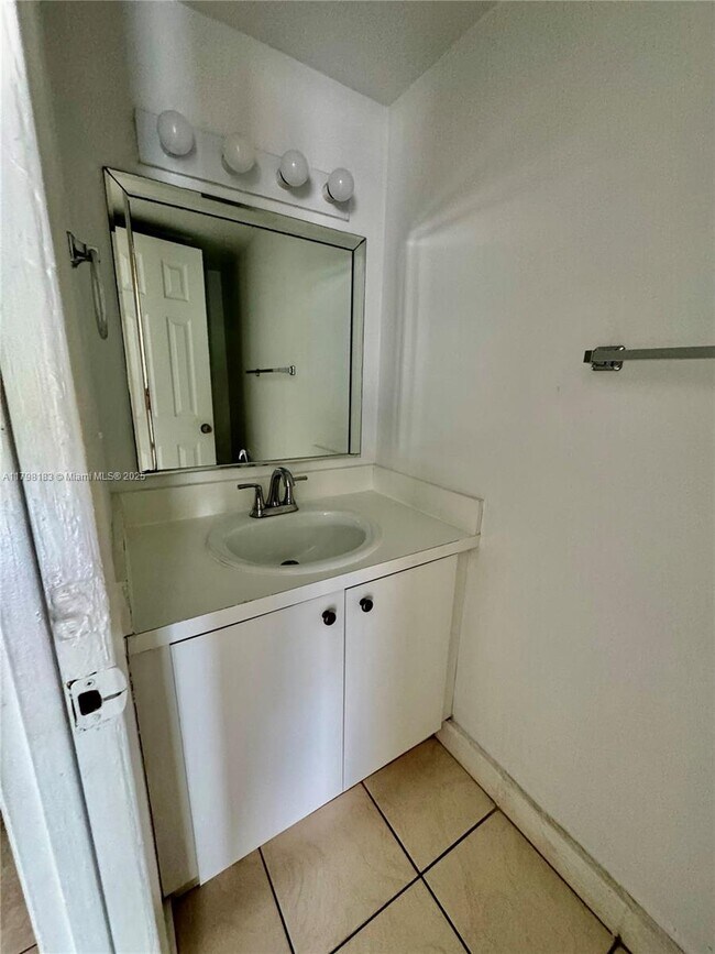 Foto del edificio - 18111 NW 68th Ave