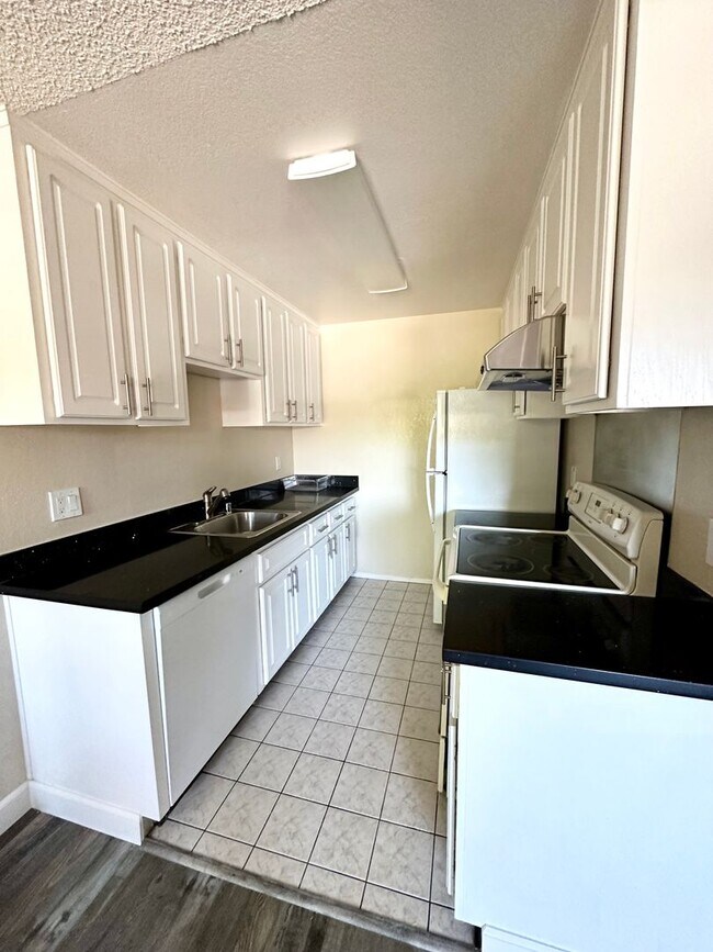 Foto del edificio - STILL AVAILBLE !!! Spacious 3 Bed 2 Bath C...