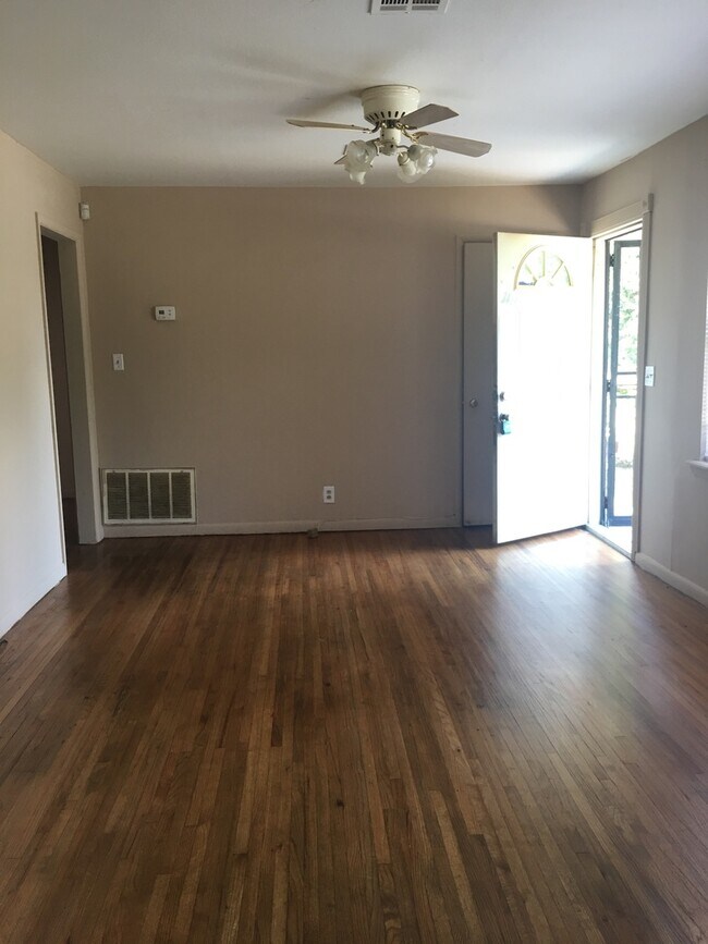 Foto del edificio - 3 bedroom + Bonus room/Bedroom and 1 bath ...