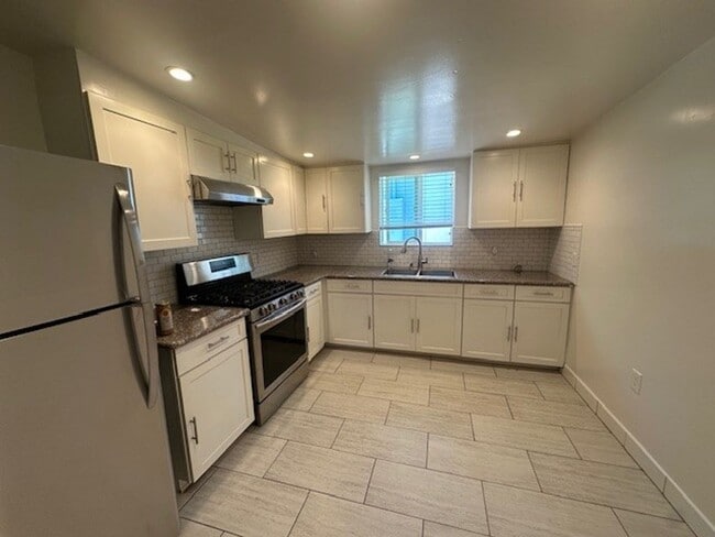 Building Photo - 417-417-417-412 Dibblee Ave