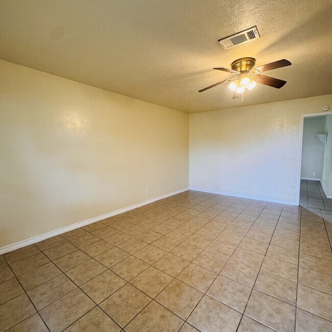 Foto del edificio - Now leasing this charming 2-Bedroom | 1-Bathroom Single-Family Home in Bridge City, TX