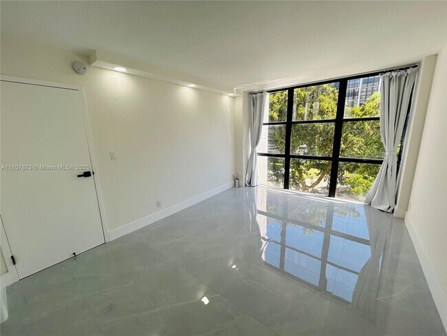Foto del edificio - 17021 N Bay Rd