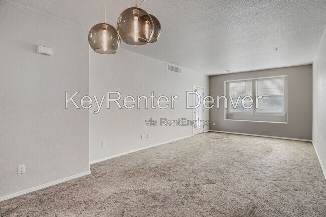 Foto del edificio - 15455 Canyon Rim Dr