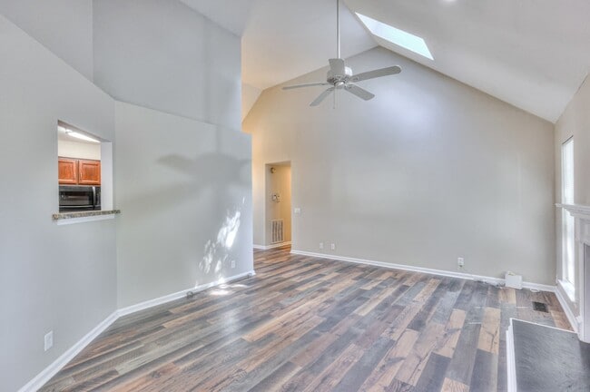 Building Photo - 1617 Roundhill Dr