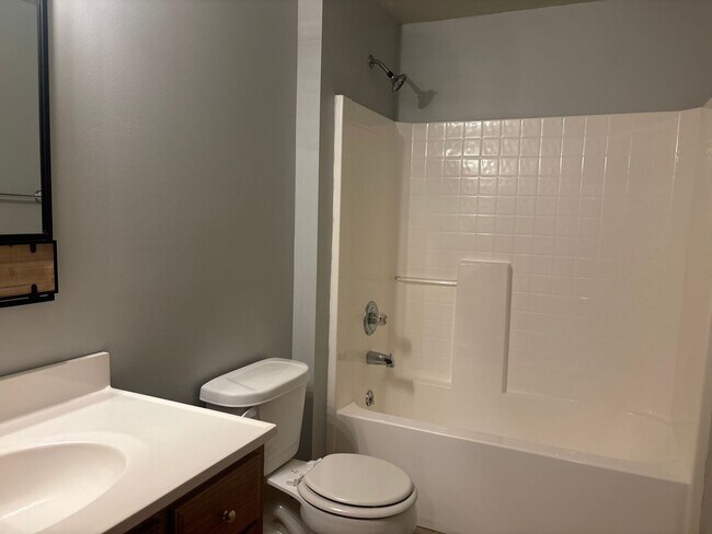 Building Photo - Spacious 4 Bed 3 Bath Home
