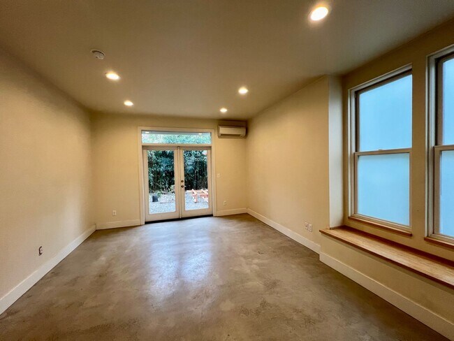 Building Photo - Roomy/Modern Two-Story, 1 Bedroom + Office...