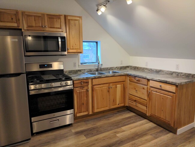 Style G1: 2 bedrooms / 1 bath, historic renovation, exposed beams and vaulted ceilings - 21 Depot St