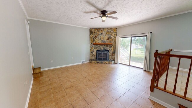Foto del edificio - Charming 3 bedroom / 2 bathroom home with large fenced backyard near shopping & Fort Bragg!