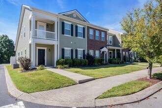 Building Photo - 2031 Hemlock Dr