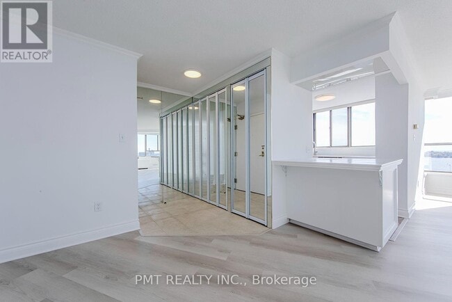 Building Photo - 270 Queens Quay W