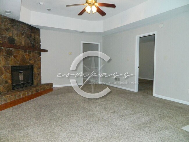 Building Photo - 2106 Fairway Ct SE