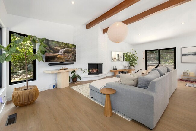 Foto del edificio - 1156 E Lakefront Dr