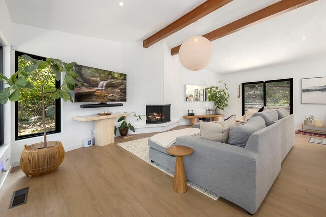 Building Photo - 1156 E Lakefront Dr