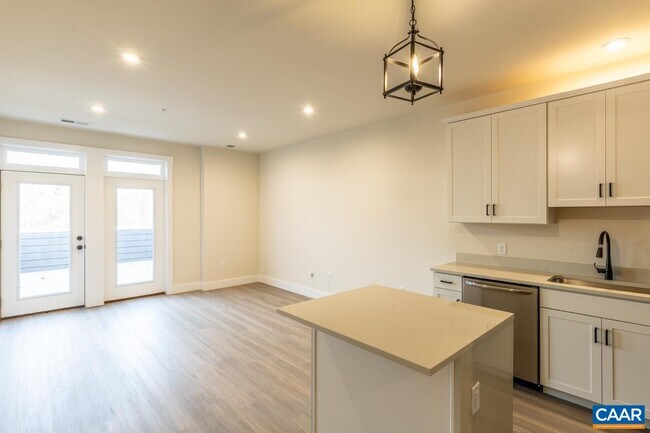 Building Photo - 1143 Rose Hill Dr