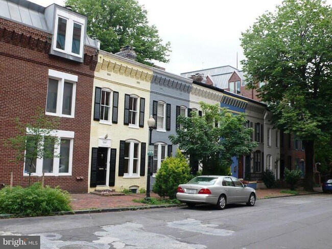 Building Photo - 1077 30th St NW