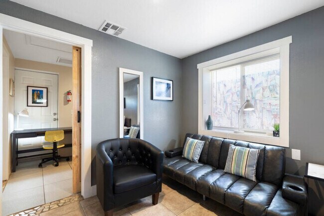 Building Photo - 13th Pl Back   Cute & Cozy| Renovated APT ...