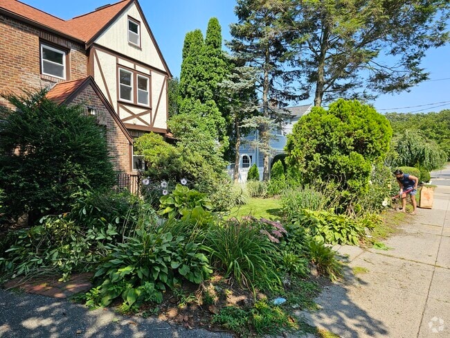 Building Photo - 419 Pond St
