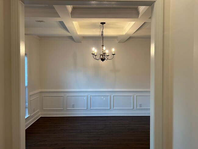 Building Photo - Elegant Two-Story Living – 5 Beds, 2.5 Baths