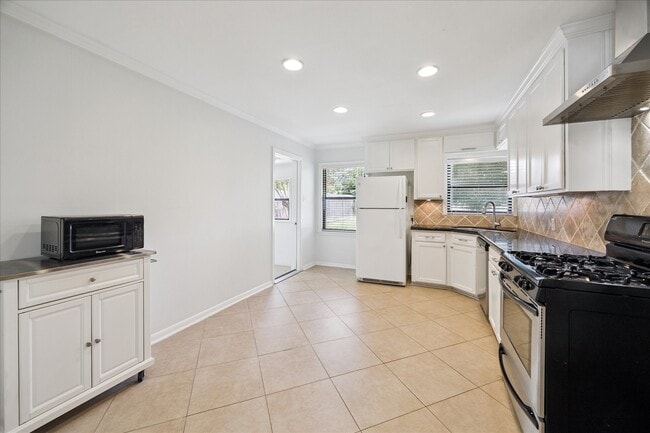 Building Photo - 4214 Glebe Rd