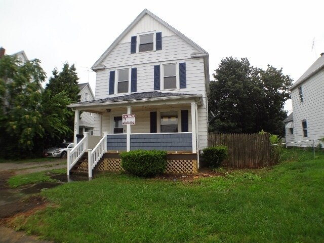 Foto del edificio - Spacious home just minutes from lake Erie ...