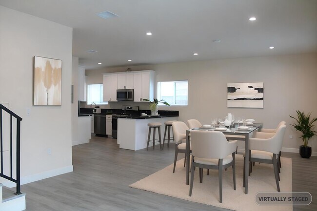 Foto del edificio - Charming & Private 4-Bedroom, 4-Bath Home in Sherman Oaks