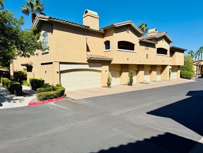 Foto del edificio - Enjoy resort-style living in this stylish ...