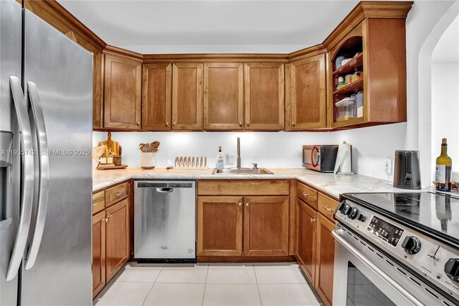 Building Photo - 3675 N Country Club Dr