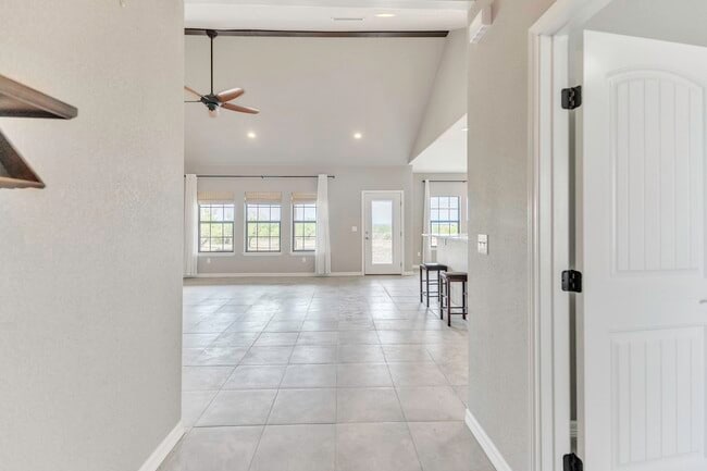 Building Photo - 484 La Vista Dr