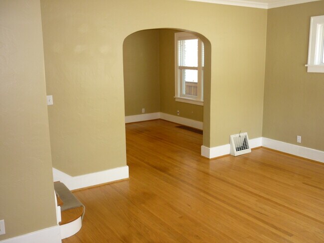 Building Photo - 5420 Leavenworth St