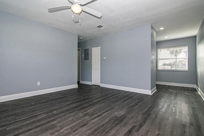 Foto del edificio - Newly Renovated and Remodeled - 2 Bedroom 1 Bath for Lease in Brandon, FL