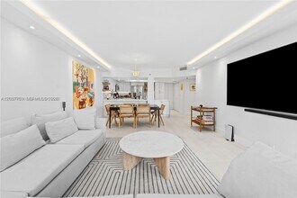 Building Photo - 520 Brickell Key Dr