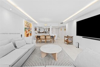 Building Photo - 520 Brickell Key Dr