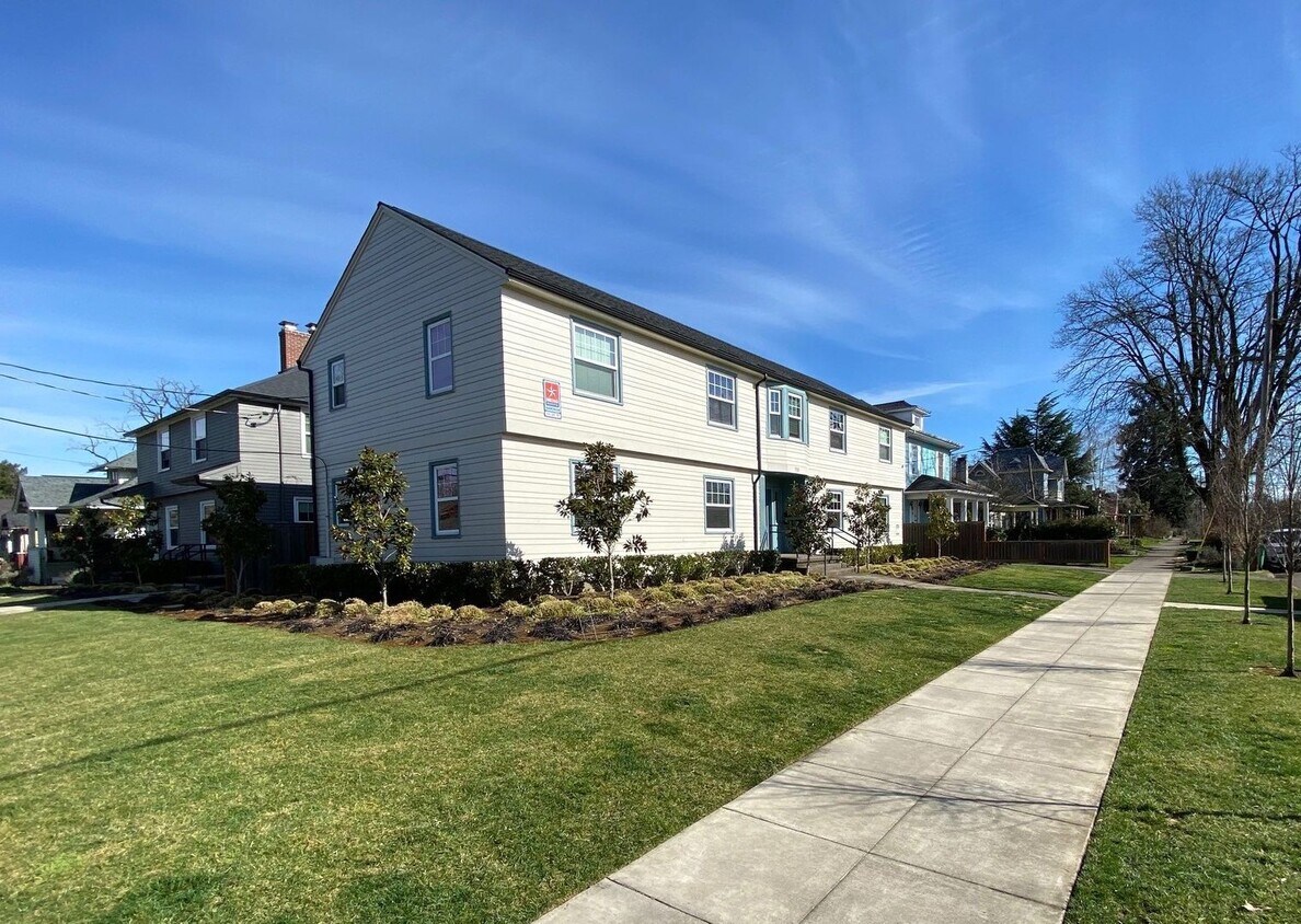 Foto principal - Modern 1-Bedroom! Private Storage w/Washer...