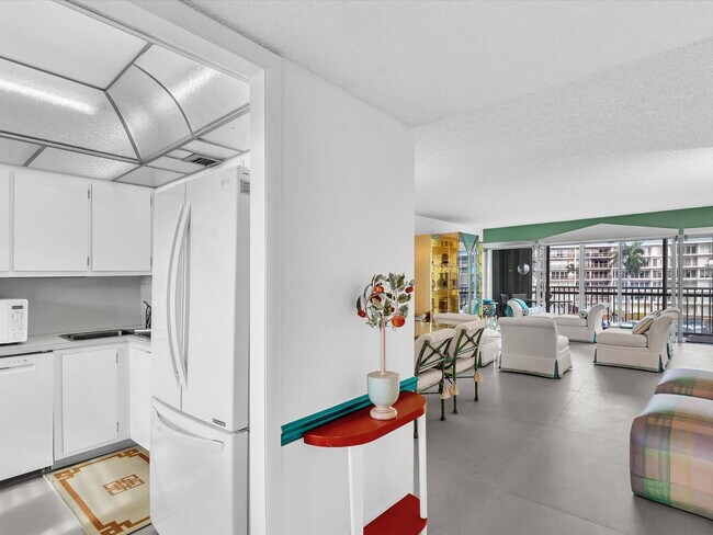 Foto del edificio - 1537 E Hillsboro Blvd