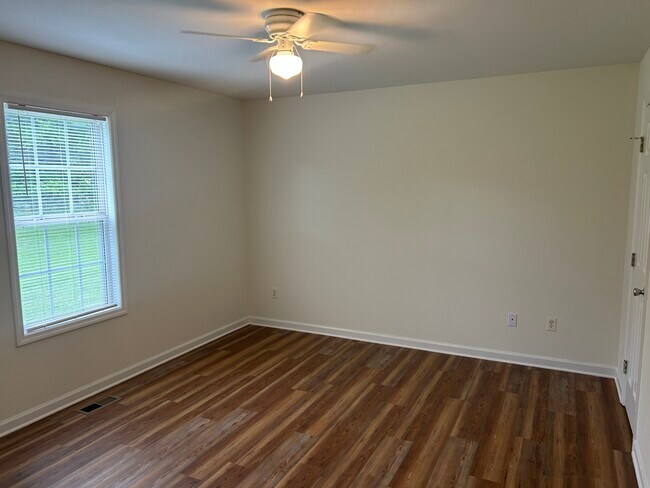 Building Photo - 51 Farm View Cir