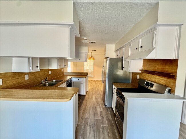 Foto del edificio - 22306 Waynoka Rd