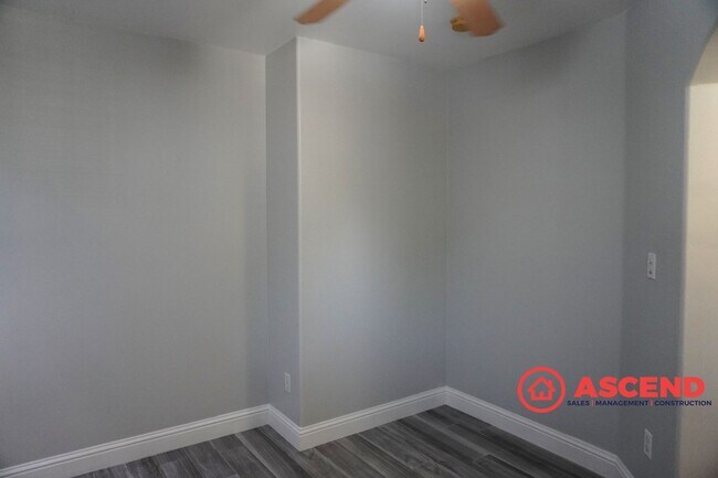 Building Photo - Gorgeous home located in the Northeast!